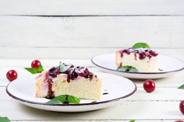 Kirazlı ve naneli süzme peynir güveci. Kirazlı cheesecake