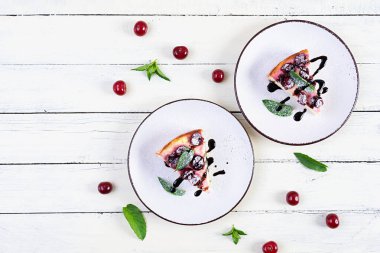 Kirazlı ve naneli süzme peynir güveci. Kirazlı cheesecake