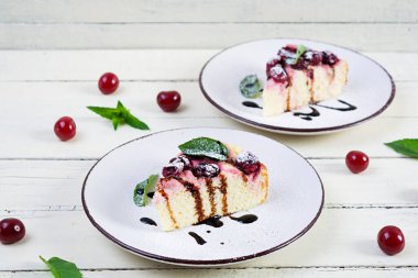 Kirazlı ve naneli süzme peynir güveci. Kirazlı cheesecake