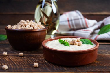 Fesleğenli patlıcanlı humus. Nohut tabakları. Vejetaryen yemeği.
