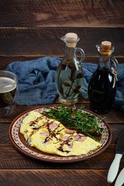 Sosisle doldurulmuş omlet. Roka ve kaparili omlet.