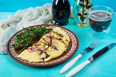 Sosisle doldurulmuş omlet. Roka ve kaparili omlet.