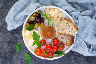 Peynir, zeytin, domates ve tuzlu karamelden yapılmış atıştırmalıklar. Aperatif ya da antipasto tabağı.