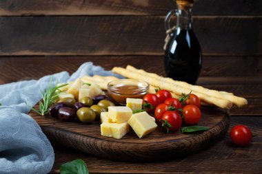 Peynir, zeytin, domates ve tuzlu karamelden yapılmış atıştırmalıklar. Aperatif ya da antipasto tabağı.