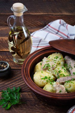 Et, soğan ve bir sürahide haşlanmış patates.