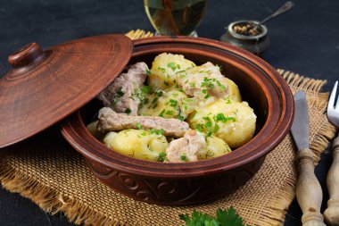 Et, soğan ve bir sürahide haşlanmış patates.