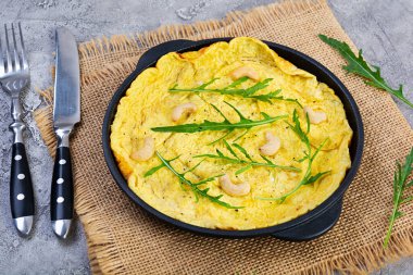 Tavada kızarmış omlet. Çırpılmış yumurtalı kahvaltı.