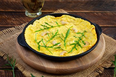 Tavada kızarmış omlet. Çırpılmış yumurtalı kahvaltı.