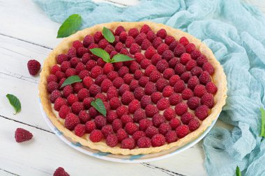 Muhallebi ve ahududu ile nefis tart. Nane yapraklarıyla süslenmiş ahududu keki.