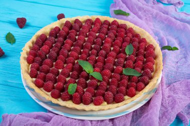 Muhallebi ve ahududu ile nefis tart. Nane yapraklarıyla süslenmiş ahududu keki.