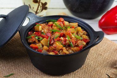 Domates soslu ve şifalı sebzeler. Baharatlı sebze güveci.