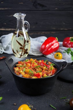 Domates soslu ve şifalı sebzeler. Baharatlı sebze güveci.