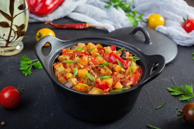 Domates soslu ve şifalı sebzeler. Baharatlı sebze güveci.