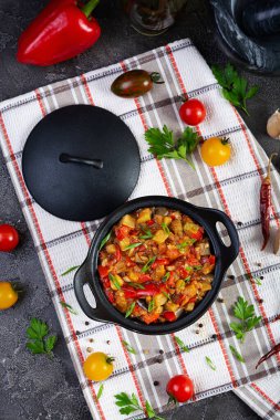 Domates soslu ve şifalı sebzeler. Baharatlı sebze güveci.