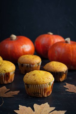 Balkabağı ve çikolatalı kek veya kek. Çöreklerle Cadılar Bayramı süsü. Sonbahar tatlısı