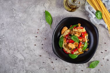 Kızarmış tavuk ve sebzeli makarna. Tavuk spagetti makarna