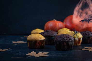 Balkabağı ve çikolatalı kek veya kek. Çöreklerle Cadılar Bayramı süsü. Sonbahar tatlısı