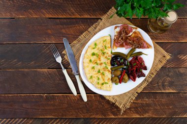 Omelette with toast, olives and sun-dried tomatoes. Tasty omelet breakfast