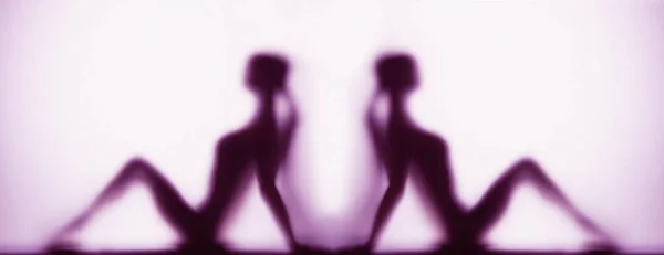 Silhuett Två Kvinnor Yogapose Lila Bakgrund Panorama — Stockfoto