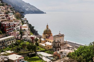 Positano şehrinden denize, Amalfi sahiline, Campania 'ya, Ital' a doğru bakın.