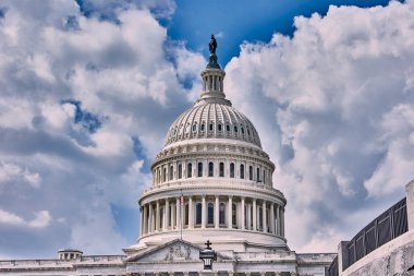 Washington D.C. 'deki ABD Kongre Binası. Dalgalanan bulutlarla dolu dramatik bir gökyüzü altında ele geçirildi.. 