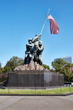 İkonik Iwo Jima Anıtı Amerikan bayrağını kaldıran askerleri tasvir ediyor. Parkta açık mavi bir gökyüzü altında sergilenen cesaret ve vatanseverliği simgeliyor..