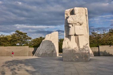 Washington DC, ABD - 3 Ekim 2016: Martin Luther King Jr. 'ın hava bulutlu bir gökyüzünün altındaki anısına dikilen heykel. Anıt Martin Luther King, Jr. 'ın mirasını ve özgürlük, eşitlik ve adalet mücadelesini onurlandırıyor..
