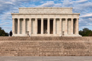 Washington DC, ABD - 3 Ekim 2016: Martin Luther King Jr. 'ın hava bulutlu bir gökyüzünün altındaki anısına dikilen heykel. Anıt Martin Luther King, Jr. 'ın mirasını ve özgürlük, eşitlik ve adalet mücadelesini onurlandırıyor..