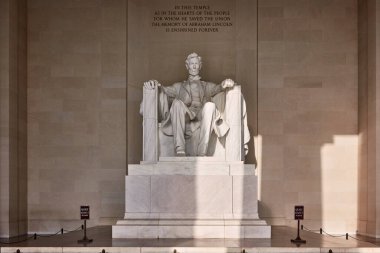 Washington DC, ABD - 3 Ekim 2016: Kore Savaş Gazileri Anıtı 'ndaki yemyeşil yemyeşil asker heykelleri. Sahne, sakin bir arkaplanda bir onur ve hatıra hissi yakalıyor..