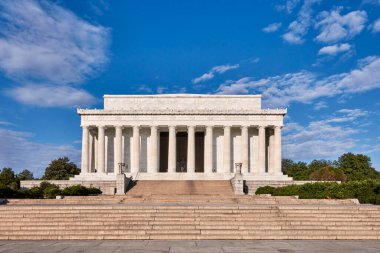 Washington DC, ABD - 3 Ekim 2016: Lincoln Anıtı 'nın ihtişamlı ve klasik mimarisini, yemyeşil yeşil bir gökyüzü ile çevrili canlı mavi gökyüzüne karşı gösteren çarpıcı bir görüntü. 