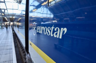 Londra, İngiltere - 16 Mart 2025: Londra St. Pancras İstasyonu 'ndaki bir Eurostar trenine yaklaşmaya hazır olun.
