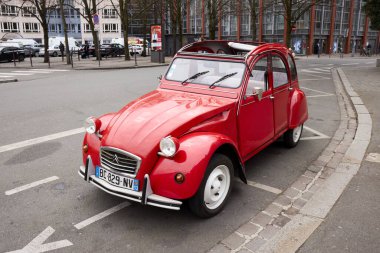 Lille, Fransa, 17 Mart 2025, canlı kırmızı bir Citron 2CV, sevgili bir Fransız klasik arabası, Fransa 'nın Lille şehrinde bir caddeye park edilmiş.
