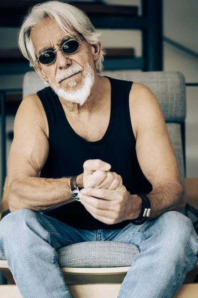 長い灰色の髪と髭を持つ高齢者の屋内肖像画 — ストック写真