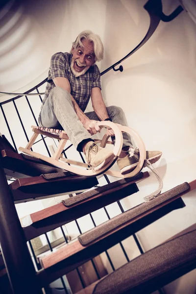 Крытый Портрет Сумасшедшего Пожилого Человека Веселящегося Санях Спускающегося Лестнице — стоковое фото