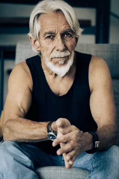 長い灰色の髪と髭を持つ高齢者の屋内肖像画 ストックフォト