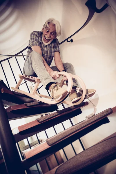 Retrato Interior Homem Idoso Louco Divertindo Seu Trenó Descendo Escadas Imagens Royalty-Free