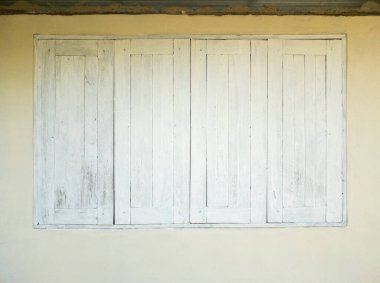 Beyaz boyalı ahşap pencereler, arka plan manzaralı, köy yakınlarındaki yerel evin önü kapalı..