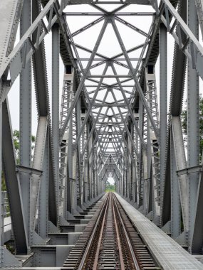 Çelik demiryolu köprüsünün manzarası Tayland 'ın kuzey hattındaki büyük nehri geçiyor..