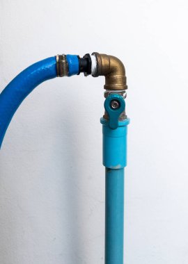 Suyun akışını kontrol etmek için beyaz duvarın yanındaki açık mutfakta kullanılan küçük pirinç kapakçık, fotokopi alanı ile ön manzara..