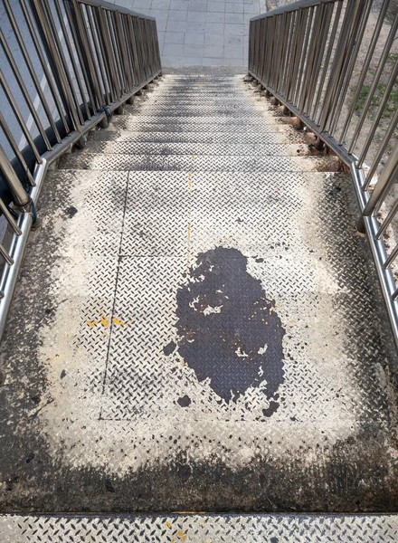 Escadaria Metal Velho Com Corrimão Inoxidável Viaduto Cidade Vista Frontal — Fotografia de Stock