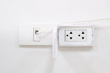 Telefon kablosu, internet bağlantısı için evin duvarındaki sokete, küçük ofiste kullanmak için ADSL internete, fotokopi alanı ile ön görünüme bağlanır..