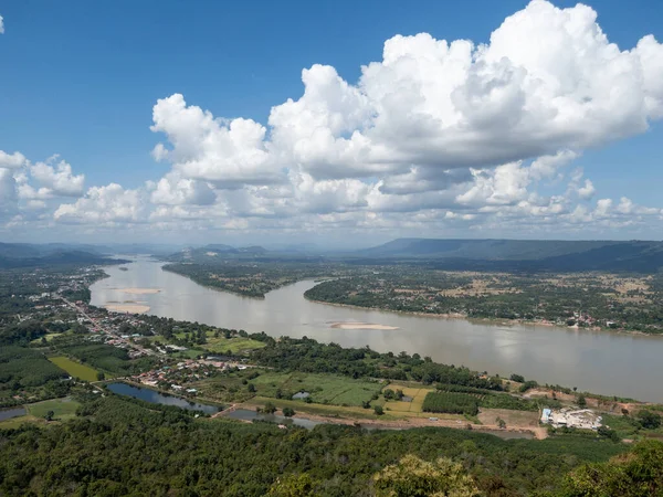 Vue Panoramique Haute Montagne Petite Ville Près Grande Rivière Dans — Photo