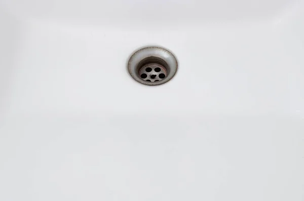Sumidouro Enferrujado Bacia Branca Banheiro Público Parque Urbano Vista Frontal — Fotografia de Stock