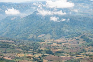Yerel çiftçinin tarlası, ulusal parkın yüksek sıradağlarının yakınındaki tepede sabah erken saatlerde hafif sis ile kaplı, fotokopi alanı ile ön manzara.