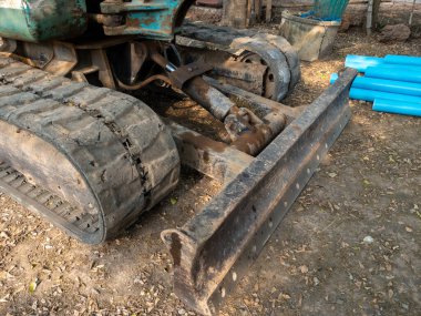 Toprağı işlemek için yapılan küçük kazının metal bıçağı.