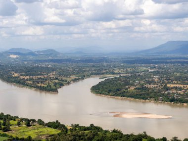 Uçurumdan büyük nehre olan panoramik manzara ve Tayland ve Laos arasındaki sınır çizgisi olan kum tepeciği, fotokopi alanı için ön görünüm.