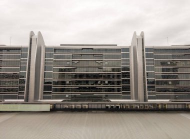 Hava kompresör üniteleri modern ofis binasının önünde, ön tarafta fotokopi alanı olan bir sırada dizildi..