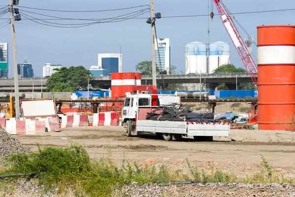 Pequeño Camión Está Transportando Barra Refuerzo Sitio Construcción Ciudad Vista — Foto de Stock