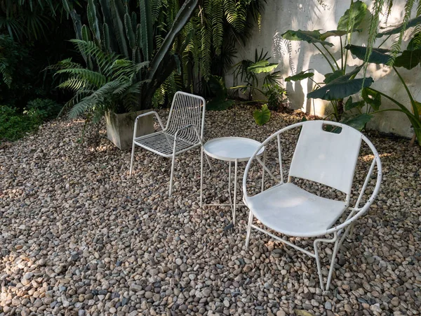 Der Weiße Metallstuhl Und Der Tisch Für Die Kaffeezeit Tropischen Stockbild