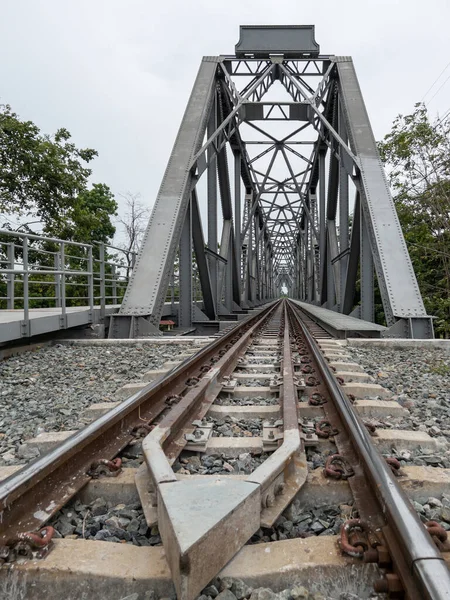 Perspektiva Pohledu Ocelový Železniční Most Přechází Přes Velkou Řeku Severní — Stock fotografie